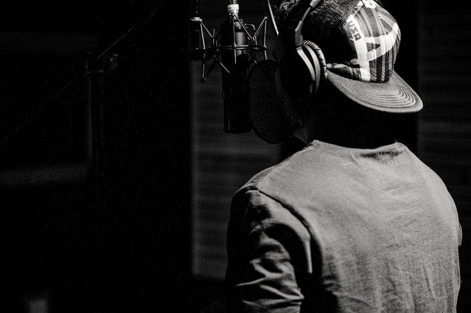 Article Image for The Pros and Cons of Signing with a Record Label vs. Going Independent